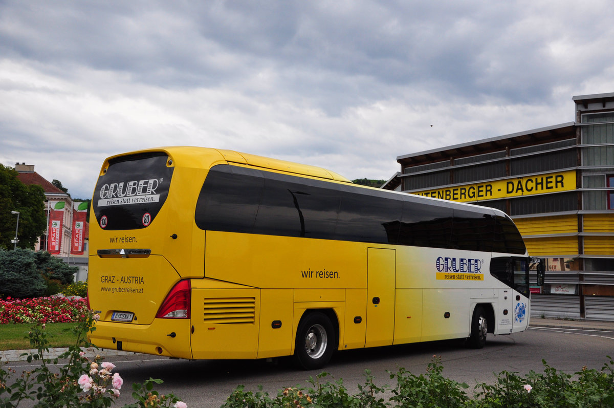 Neoplan Cityliner von Gruber Reisen aus sterreich in Krems gesehen.