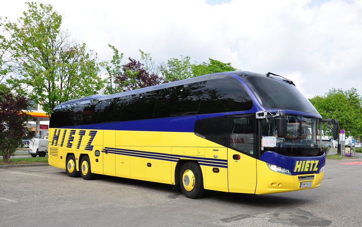 Neoplan Cityliner von Hietz Reisen aus Niedersterreich in Krems gesehen.