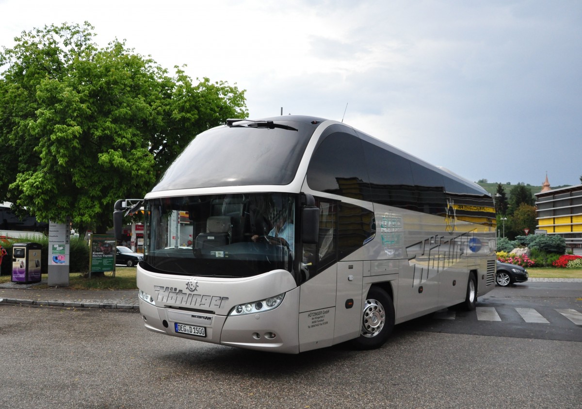 Neoplan Cityliner von Htzinger Reisen aus der BRD im Juni 2015 in Krems.