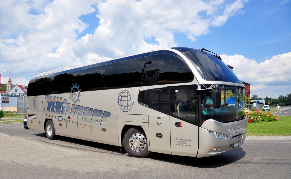 Neoplan Cityliner von Htzinger Reisen aus der BRD in Krems gesehen.