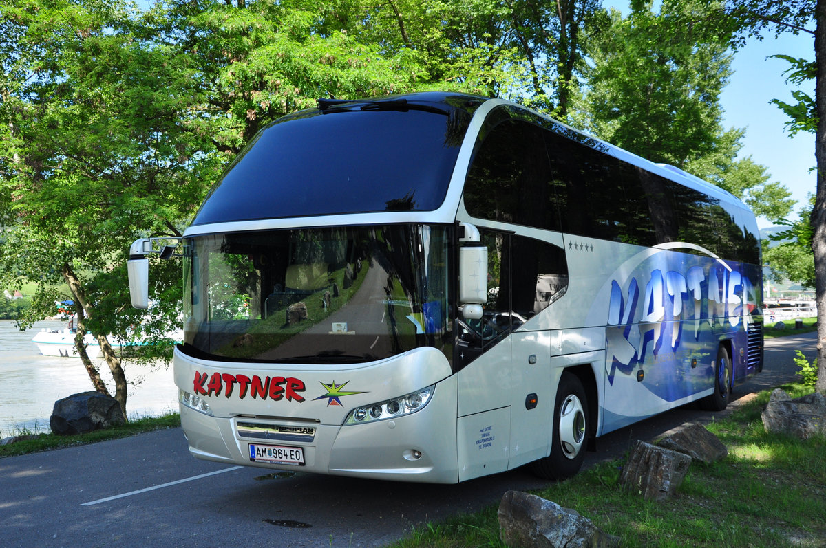 Neoplan Cityliner von Kattner Reisen aus Niedersterreich in Drnstein/Wachau/Niedersterreich gesehen.