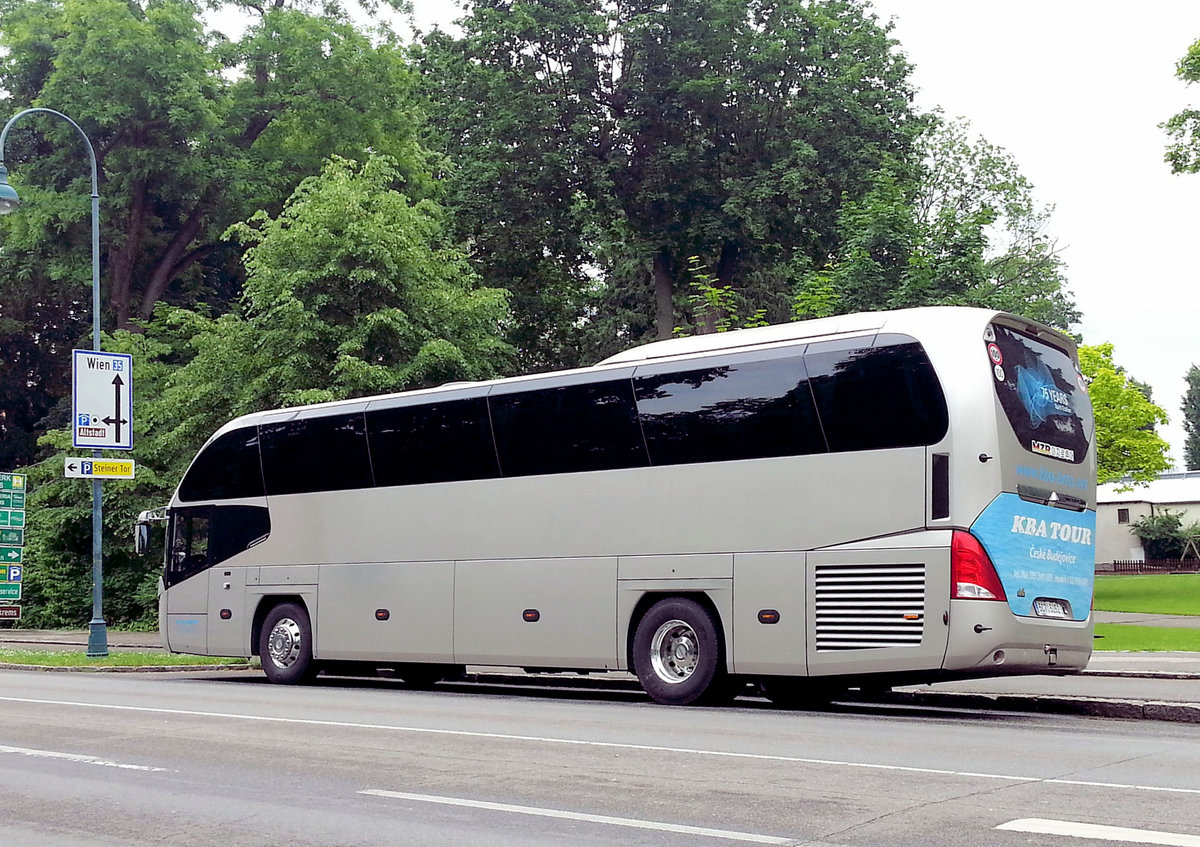 Neoplan Cityliner von K.B.A. Tours aus der CZ in Krems gesehen.