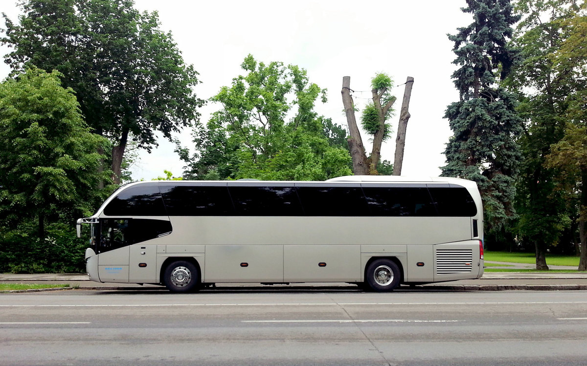 Neoplan Cityliner von K.B.A. Tours aus der CZ in Krems gesehen.