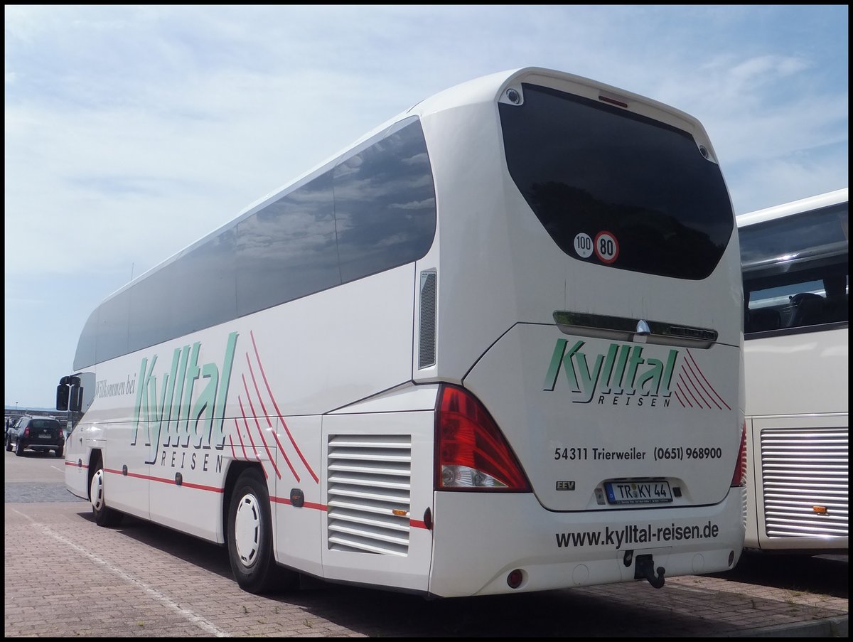 Neoplan Cityliner von Kylltal Reisen aus Deutschland im Stadthafen Sassnitz.