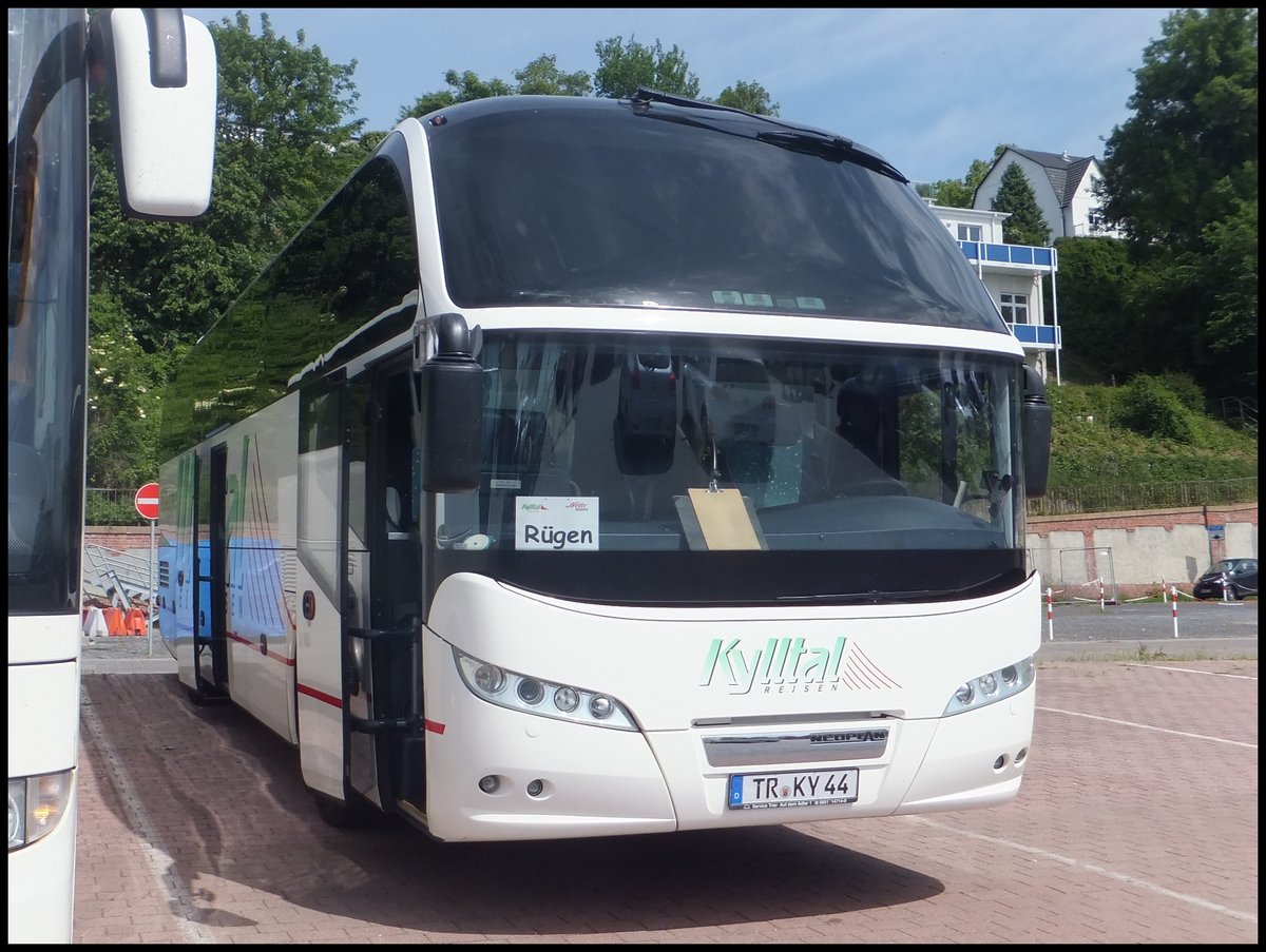 Neoplan Cityliner von Kylltal Reisen aus Deutschland im Stadthafen Sassnitz.