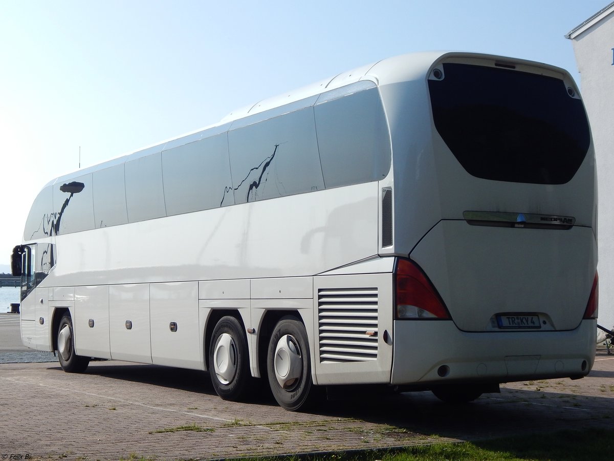 Neoplan Cityliner von Kylltal Reisen aus Deutschland im Stadthafen Sassnitz. 