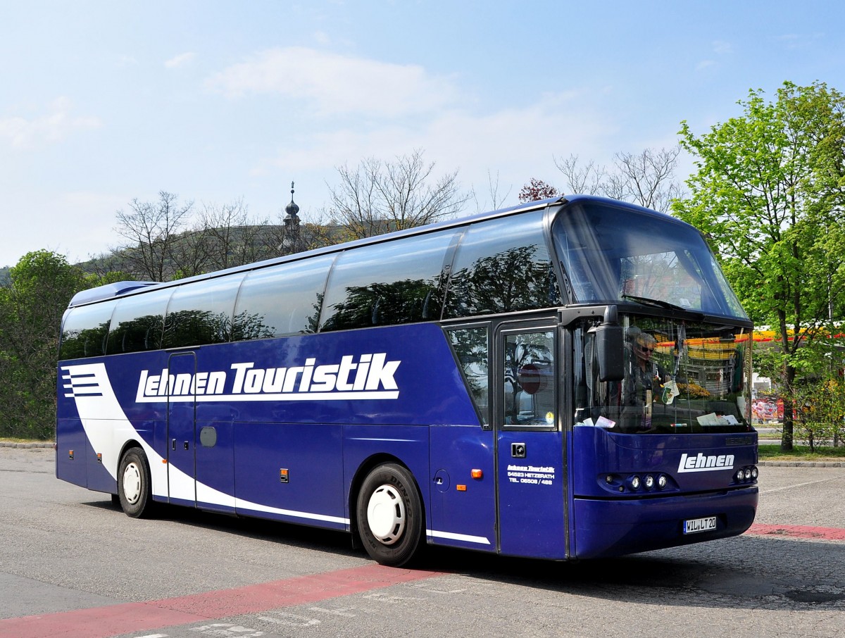 Neoplan Cityliner von der Lehnen Touristik aus der BRD am 23.4.2015 in Krems.