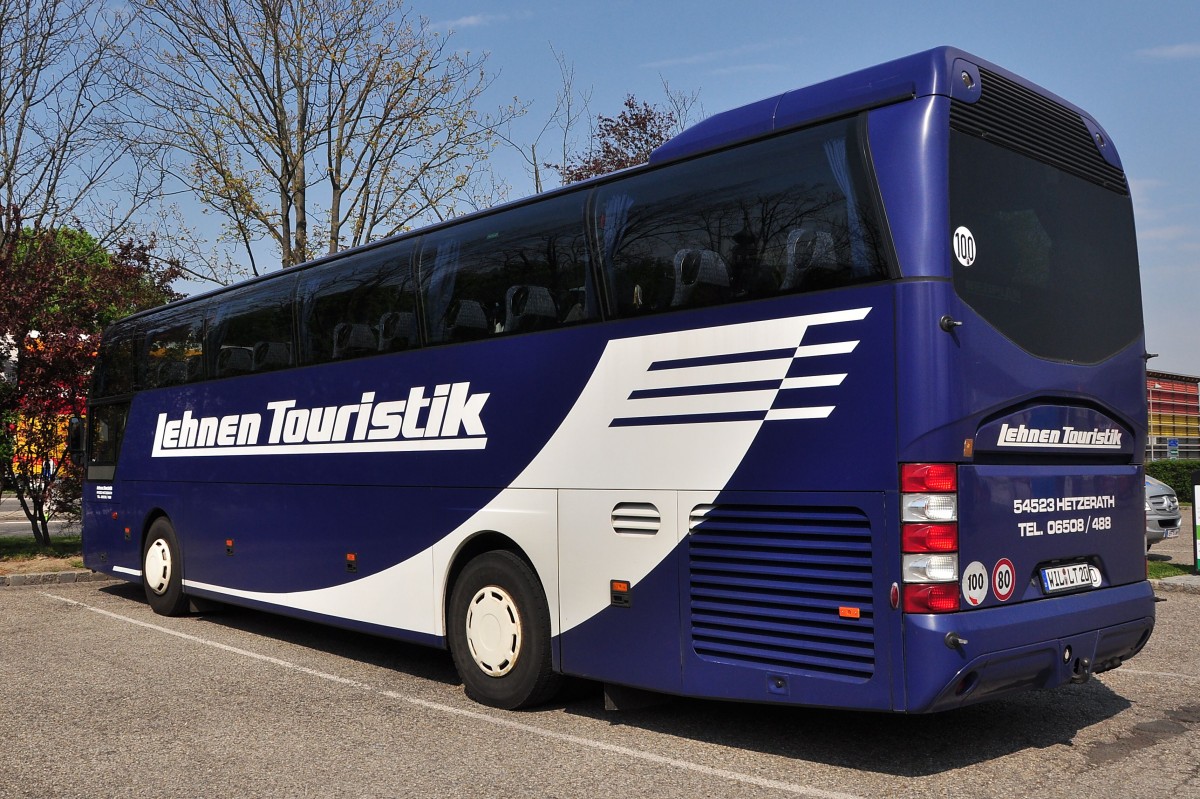 Neoplan Cityliner von der Lehnen Touristik aus der BRD am 23.4.2015 in Krems.