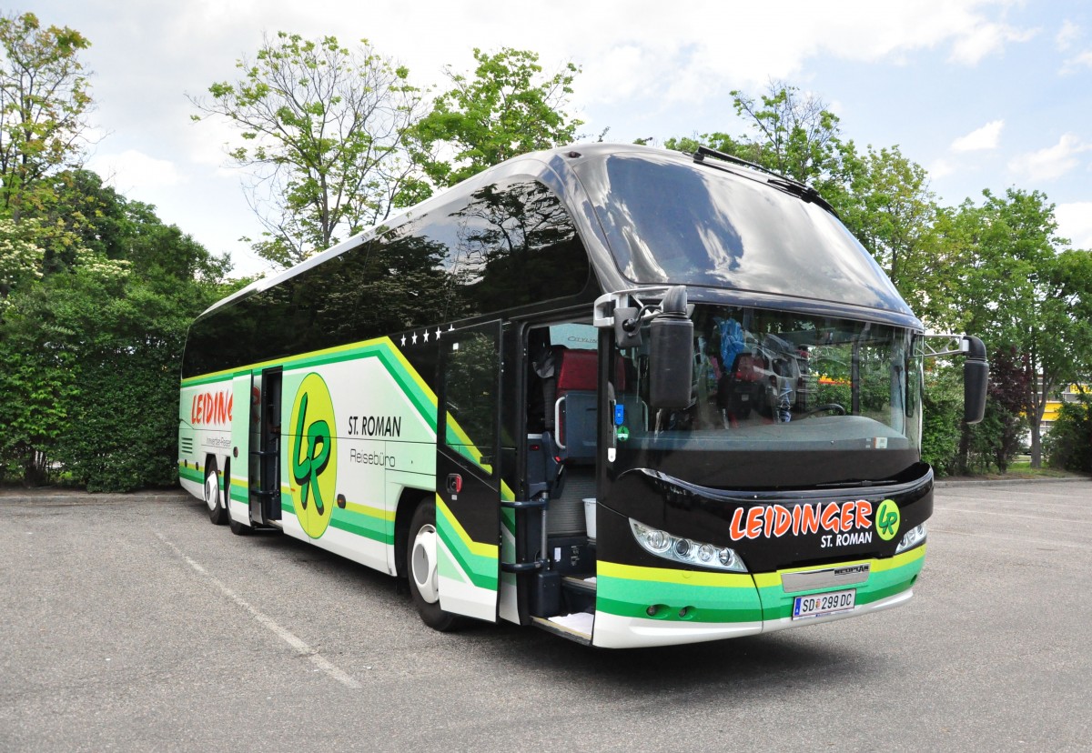 Neoplan Cityliner von Leidinger Reisen aus sterreich im Mai 2015 in Krems gesehen.