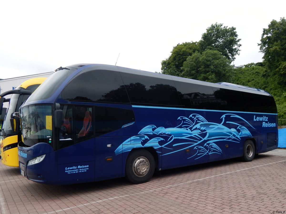 Neoplan Cityliner von Lewitz-Reisen aus Deutschland im Stadthafen Sassnitz.