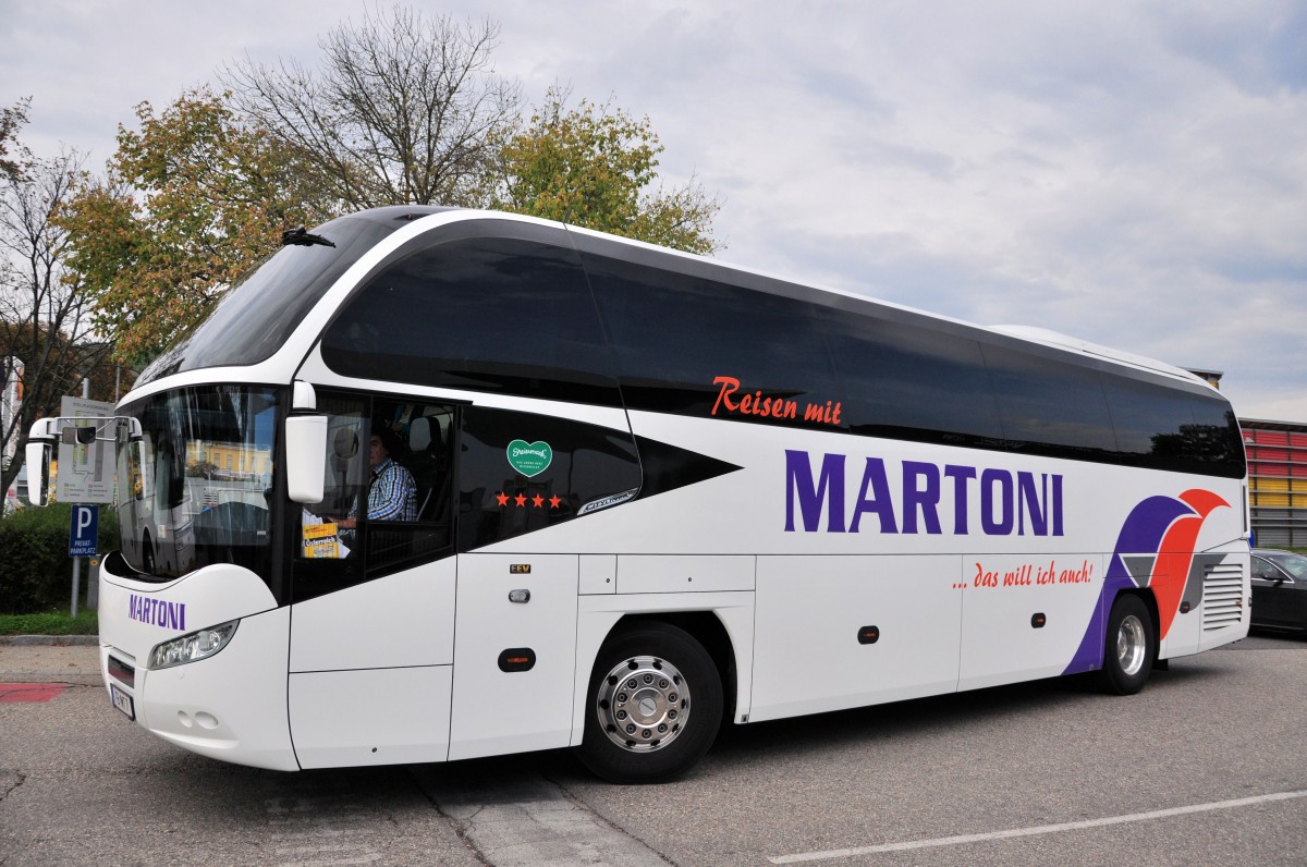 Neoplan Cityliner von Martoni Reisen aus sterreich am 20.9.2014 in Krems gesehen.