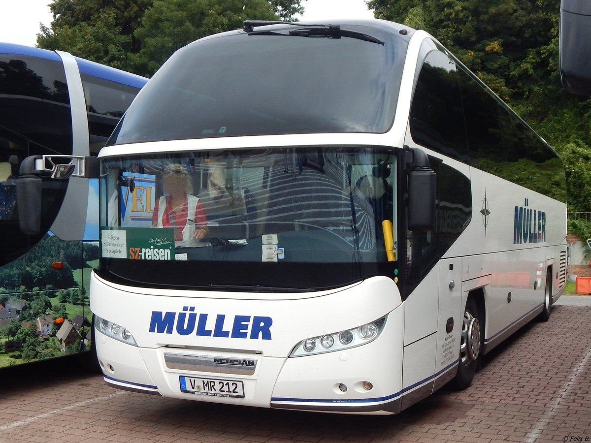 Neoplan Cityliner von Müller aus Deutschland im Stadthafen Sassnitz. 