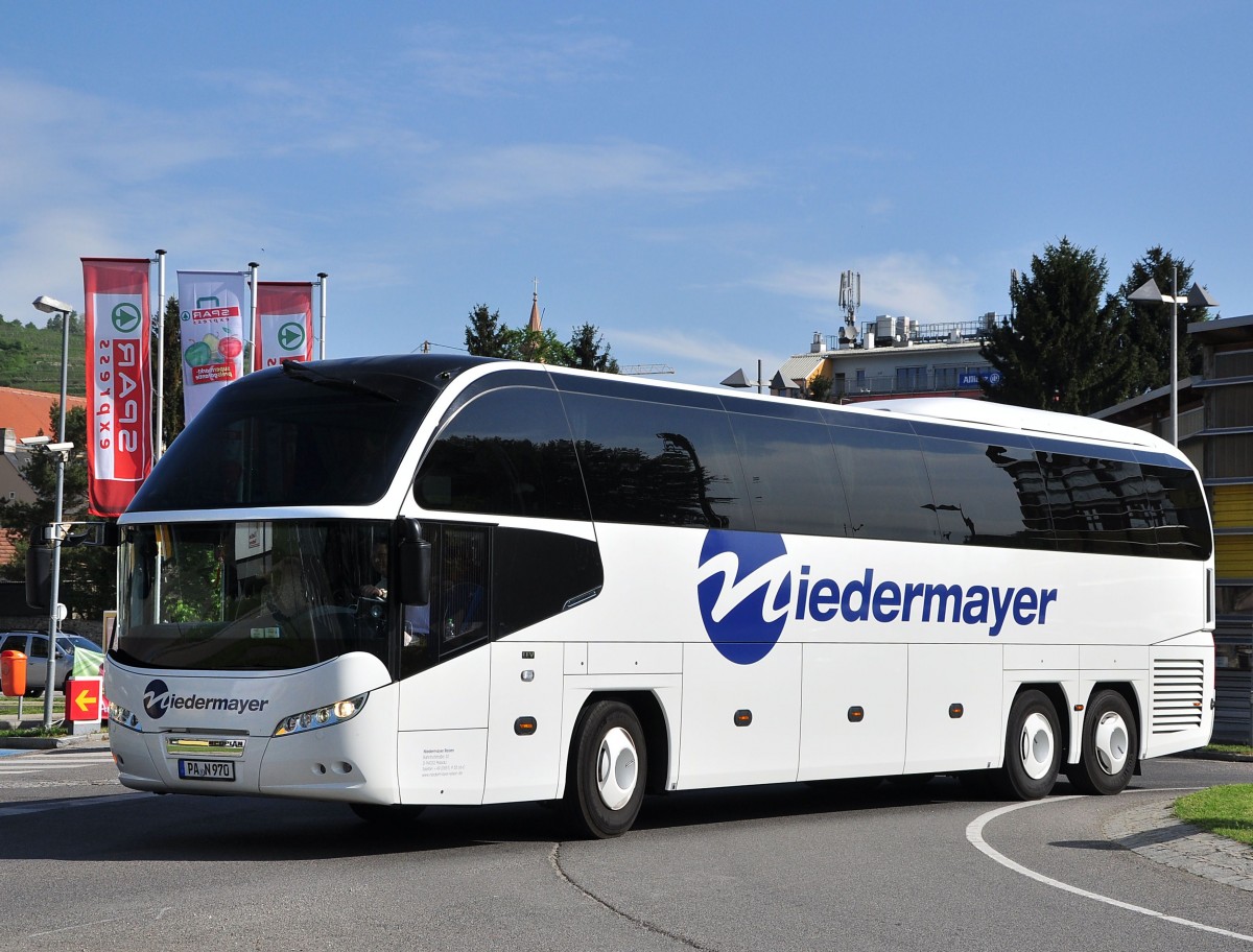 Neoplan Cityliner von Niedermayer Reisen aus der BRD am 8.5.2015 in Krems gesehen.
