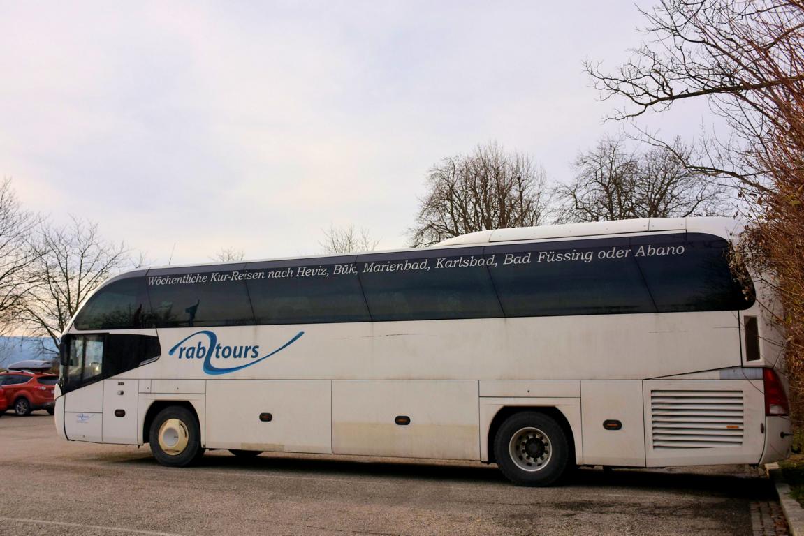 Neoplan Cityliner von Rab Tours aus der BRD im Dez. 2017 in Krems.