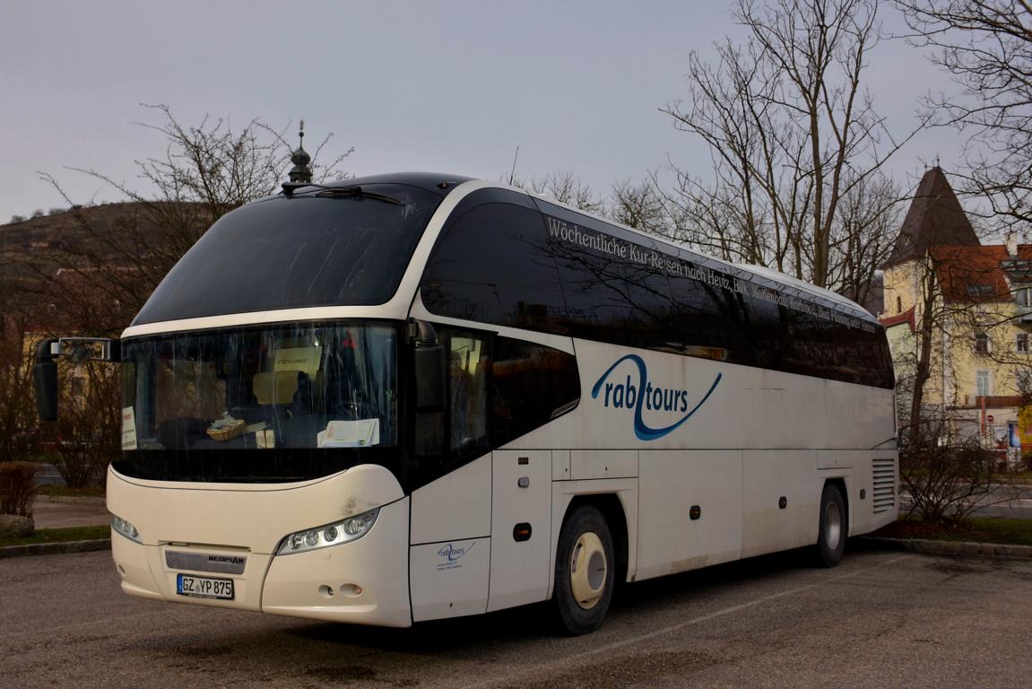 Neoplan Cityliner von Rab Tours aus der BRD im Dez. 2017 in Krems.