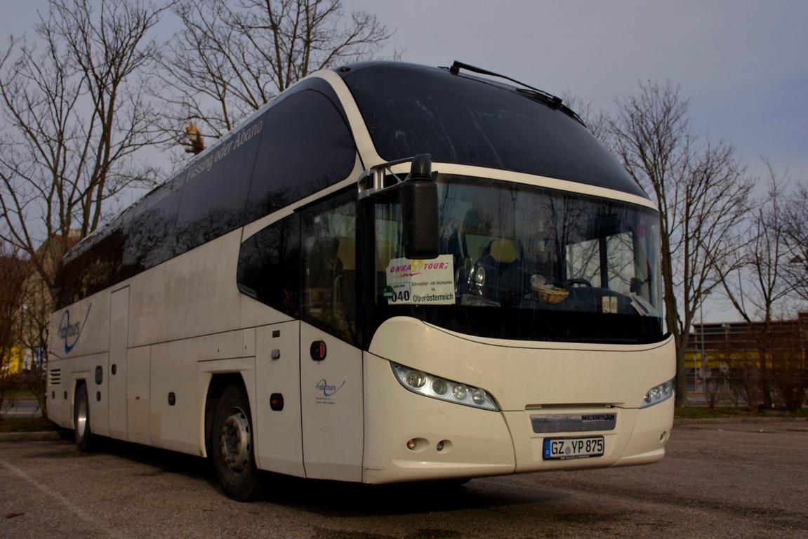 Neoplan Cityliner von Rab Tours aus der BRD im Dez. 2017 in Krems.