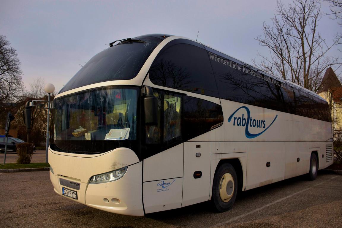 Neoplan Cityliner von Rab Tours aus der BRD im Dez. 2017 in Krems.