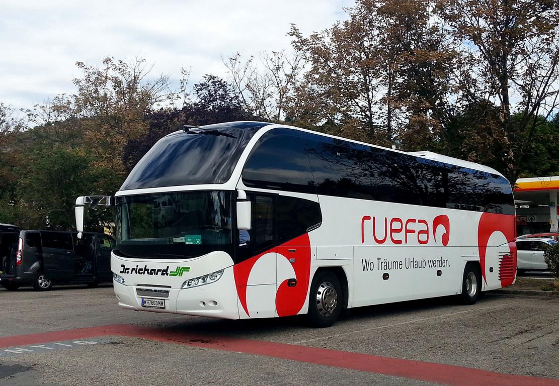 Neoplan Cityliner vom Reisebro RUEFA - Dr Richard aus Wien 2017 in Krems.