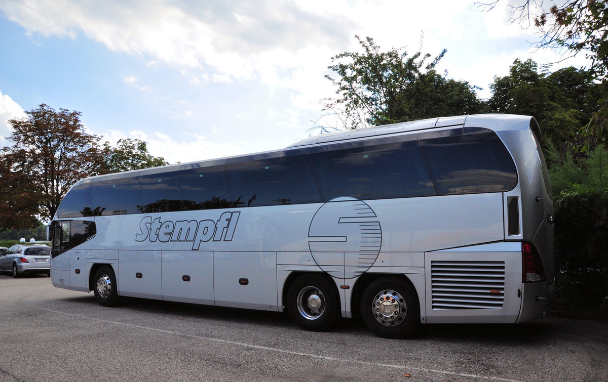 Neoplan Cityliner vom Reisebro Stempfl aus der BRD in Krems gesehen.