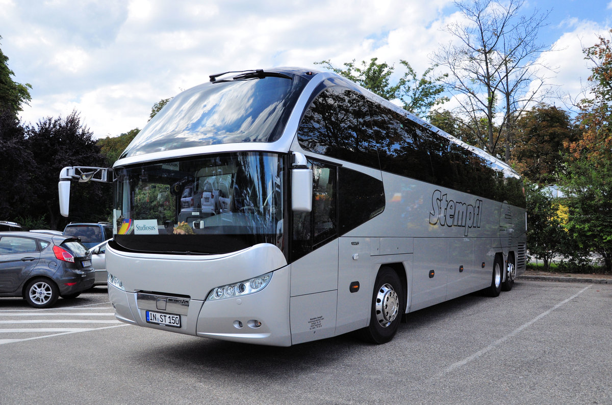 Neoplan Cityliner vom Reisebro Stempfl aus der BRD in Krems gesehen.