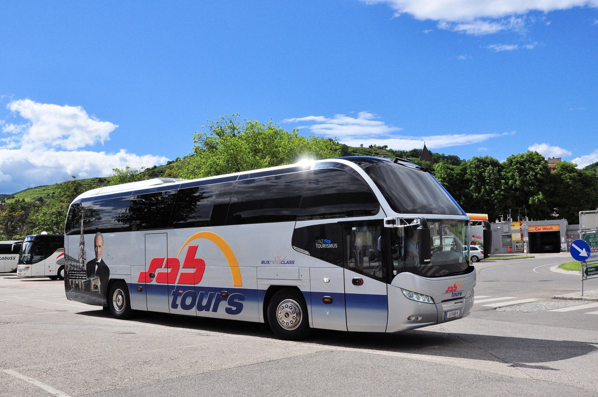 Neoplan Cityliner von SAB Tours aus Linz/Obersterreich in Krems gesehen.