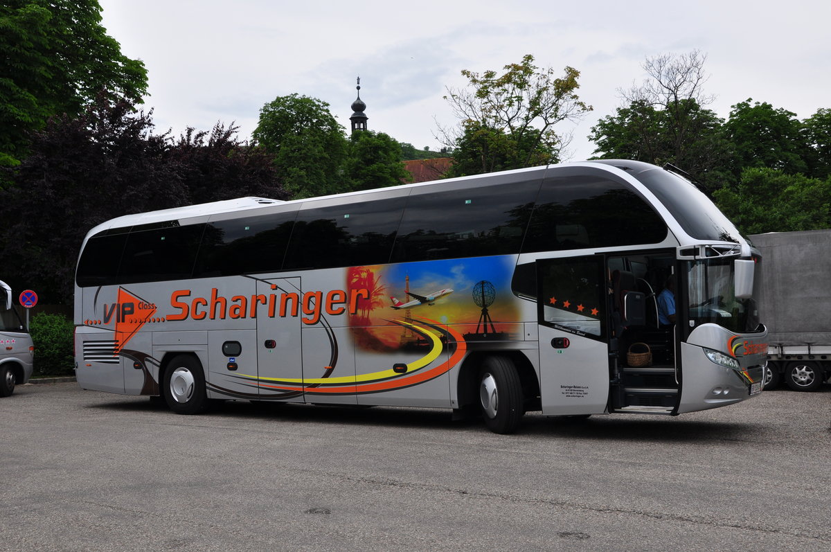 Neoplan Cityliner von SCHARINGER Reisen aus Obersterreich in Krems gesehen.