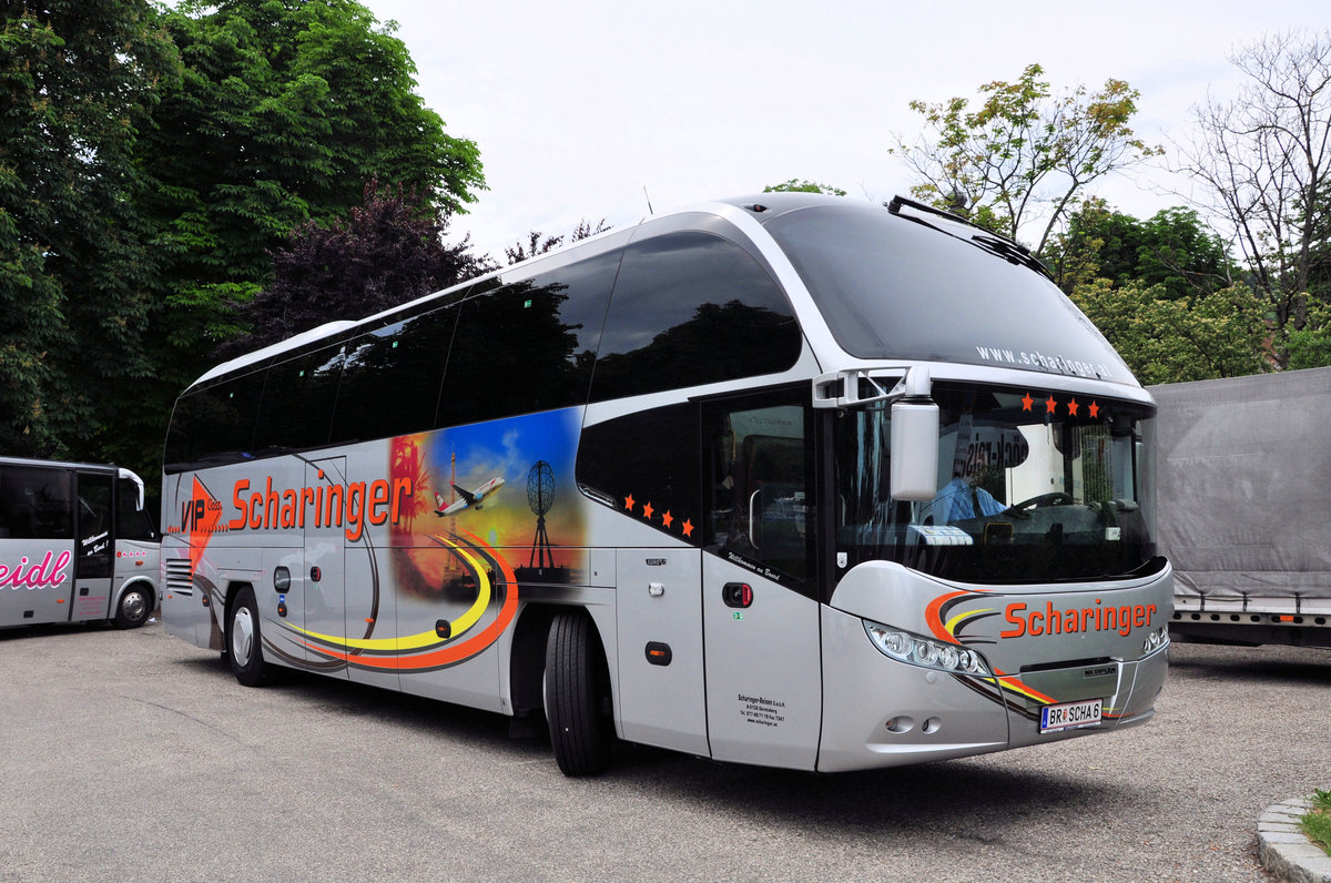 Neoplan Cityliner von SCHARINGER Reisen aus Obersterreich in Krems gesehen.