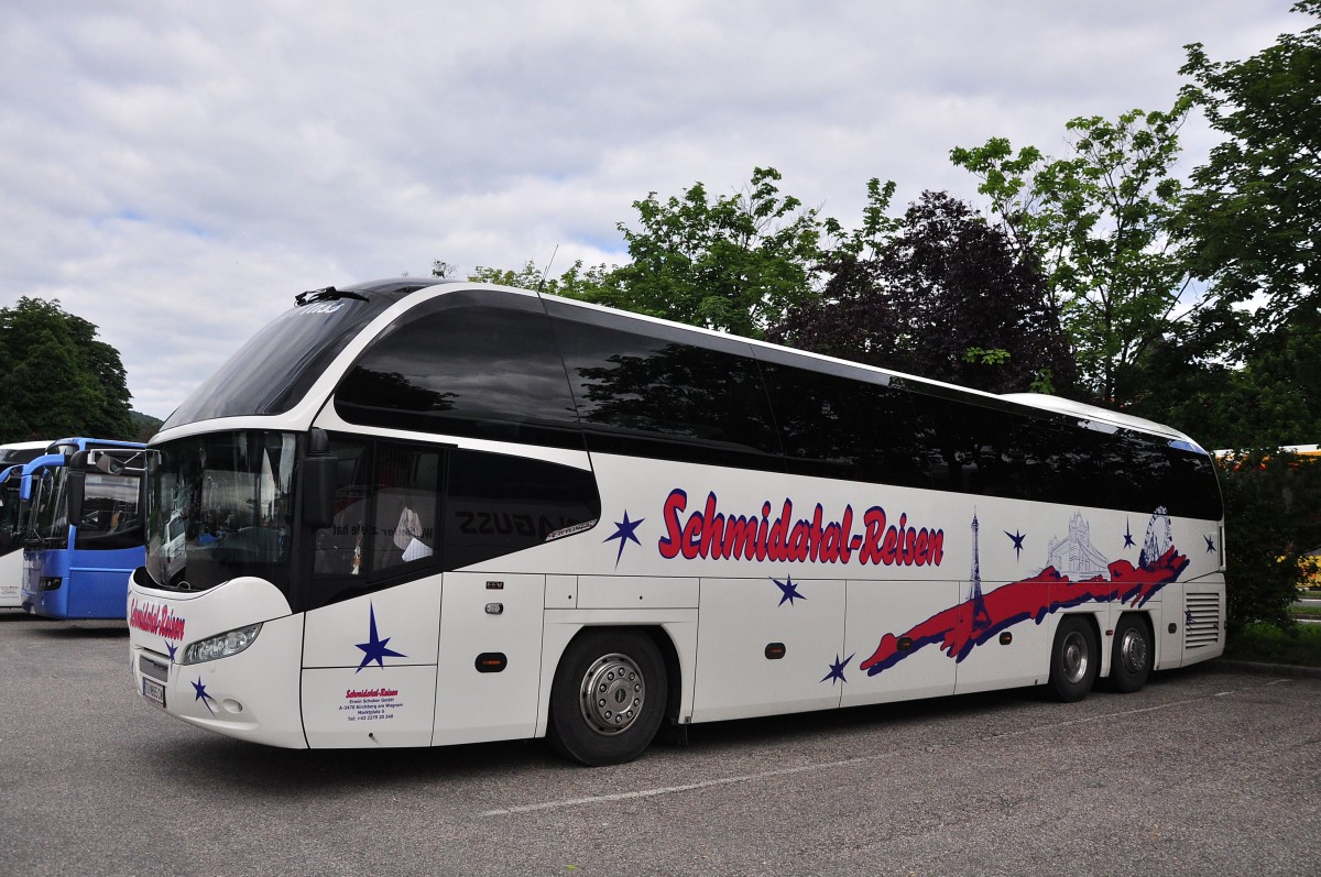 Neoplan Cityliner von Schmidatal Reisen aus Niedersterreich im Mai 2015 in Krems gesehen.