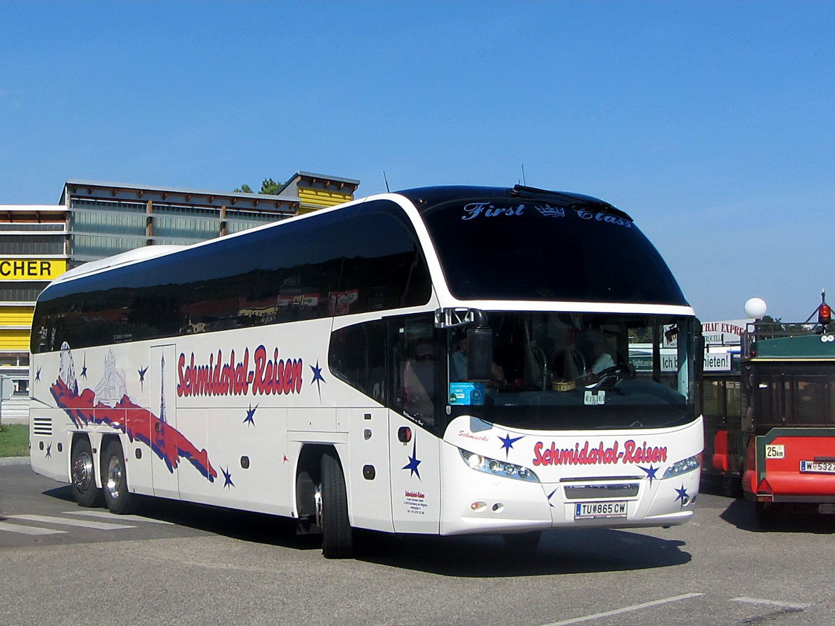 Neoplan Cityliner von Schmidatal Reisen aus sterreich in Krems gesehen.