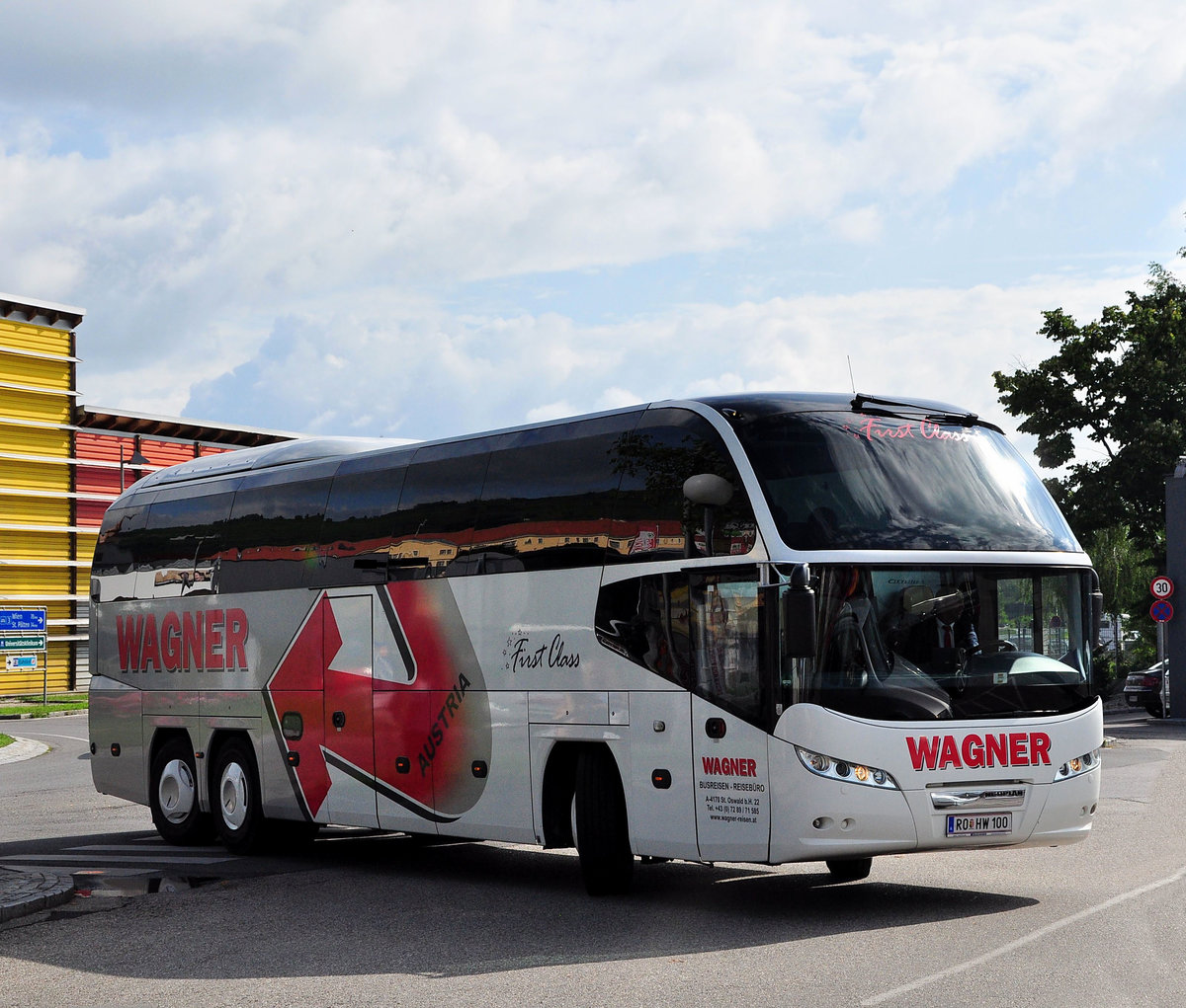 Neoplan Cityliner von Wagner Reisen-Reisebro aus Obersterreich in Krems gesehen.