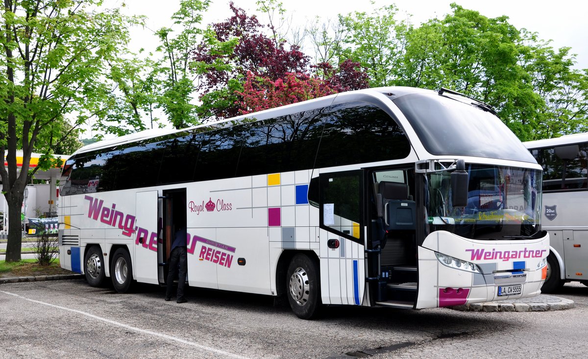 Neoplan Cityliner von Weingartner Reisen aus der BRD in Krems gesehen.