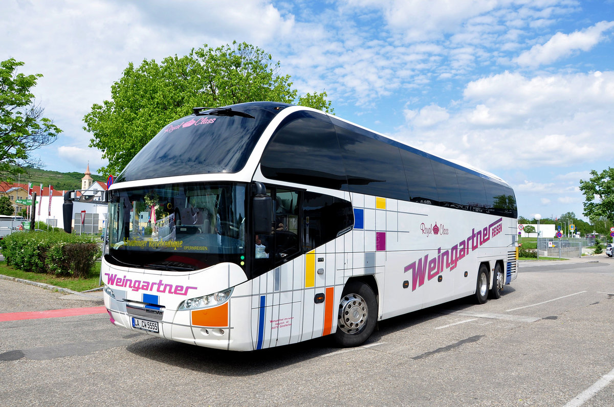 Neoplan Cityliner von Weingartner Reisen aus der BRD in Krems gesehen.