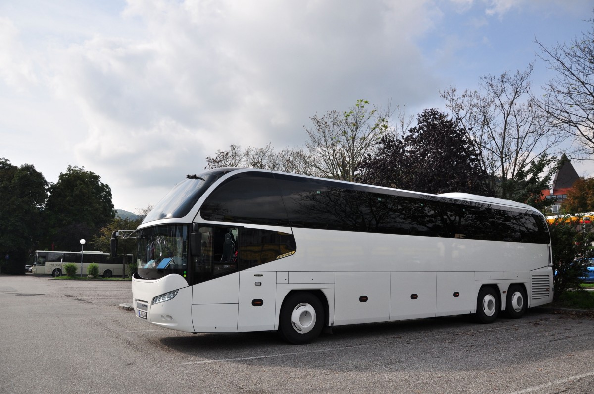 Neoplan Cityliner von Wrlitz Reisen aus der BRD am 15.9.2014 in Krems gesehen.