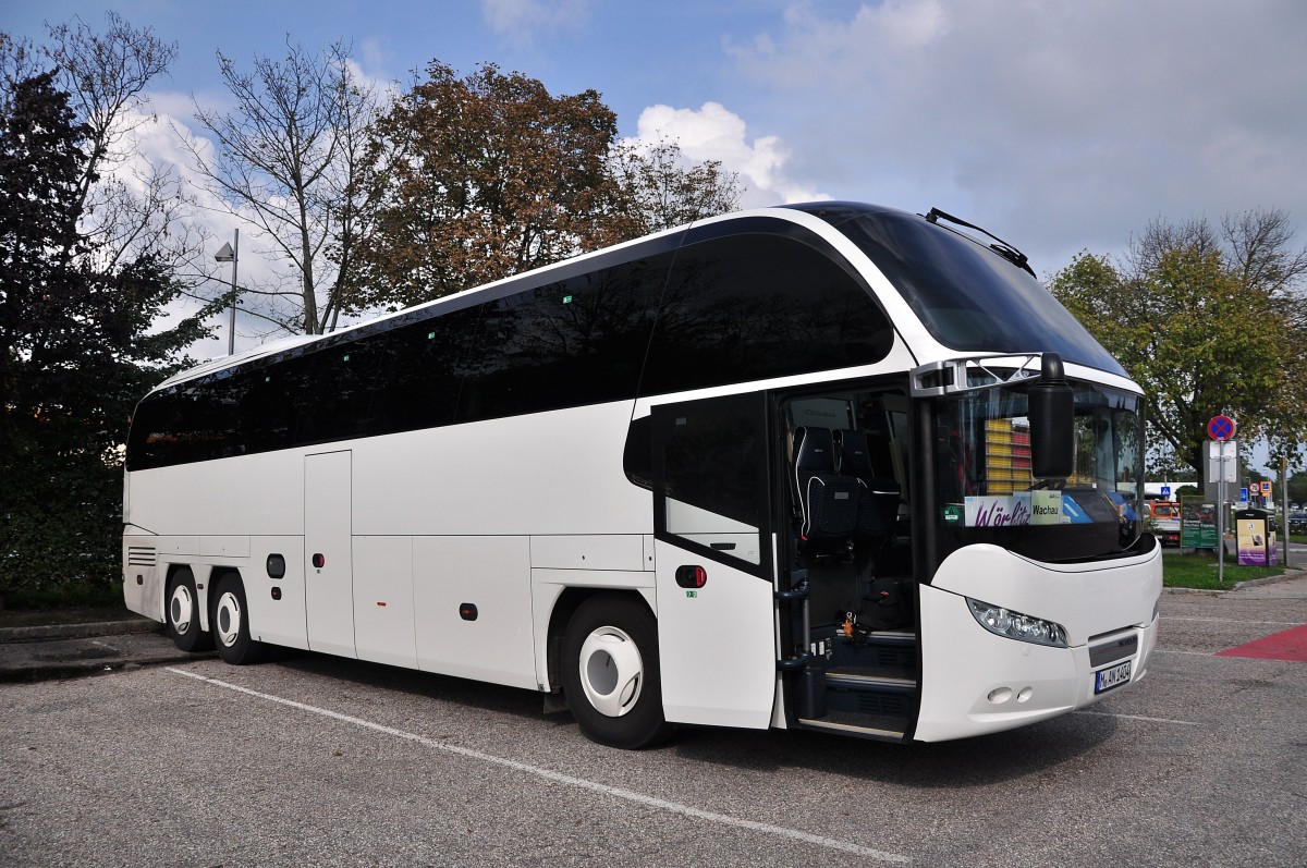 Neoplan Cityliner von Wrlitz Reisen aus der BRD am 15.9.2014 in Krems gesehen.