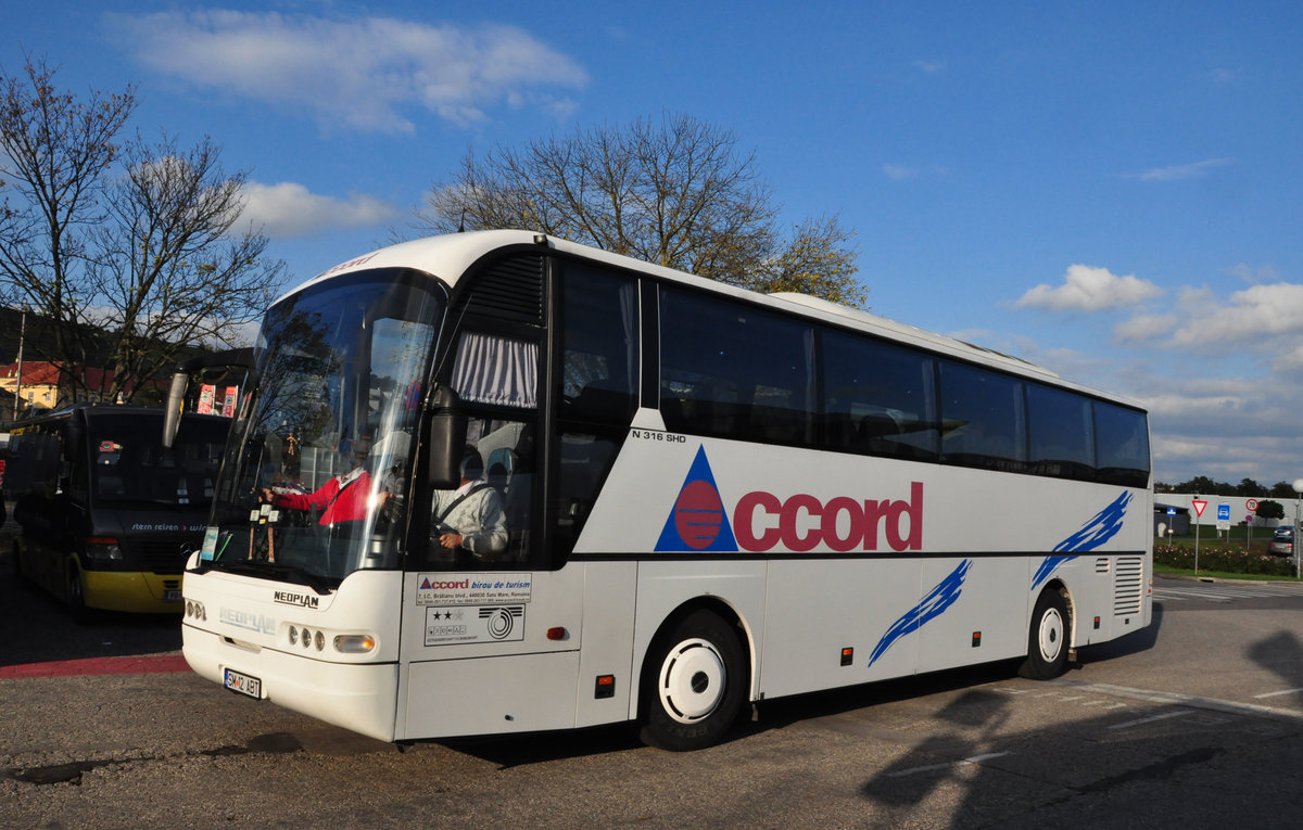 Neoplan Euroliner von Accord aus RO in Krems gesehen.