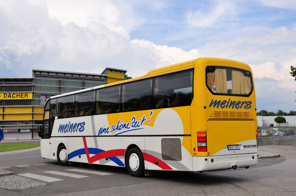 Neoplan Euroliner von Meiners Reisen aus Ungarn in Krems gesehen.