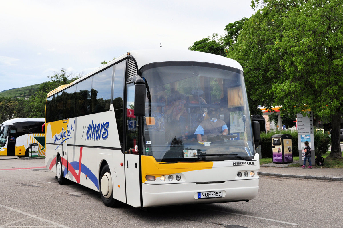 Neoplan Euroliner von Meiners Reisen aus Ungarn in Krems gesehen.