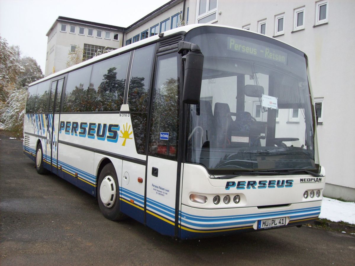 Neoplan Euroliner N 3316  von Perseus-Reisen aus Neumarkt-St. Veit. Der 2003 in Perseus' Fuhrpark gekommene Kombibus verfgt ber 51 Schlafsessel von VogelSitze (kippbare Sitzbank am Mitteleinstieg, zustzl. 2 Reiseleitersitze mglich), erhhte Podeste und eine LAWO-Matrix vorne, rechts (je gro) und hinten (Liniennr.). Der Antrieb besteht aus einem MAN-Reihensechszylinder Typ D 2866 LUH mit 265 kW (360 PS) (nachtrglich per Chiptuning gesteigert) und einem Sechsgang-ZF-Schaltgetriebe.
Anfang 2013 wurde der Bus im Alter von exakt 10 Jahren verkauft.
Am 27. 10. 2012 konnte ich ihn auf dem Abstellplatz in Waldkraiburg aufnehmen.