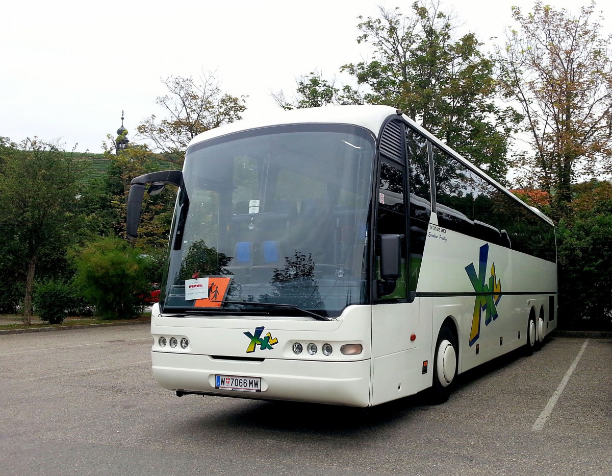 Neoplan Euroliner von Pipal Reisen aus sterreich im Juni 2015 in Krems gesehen.