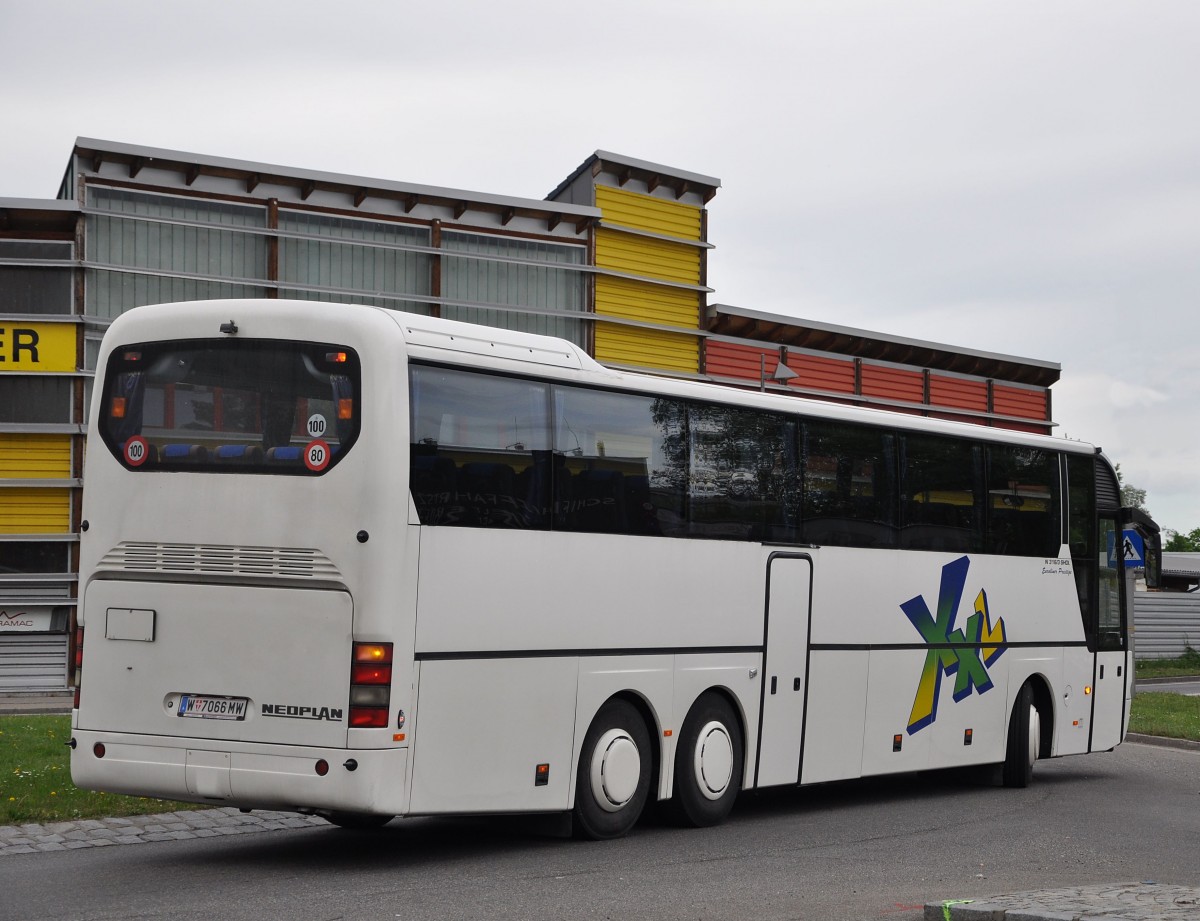 Neoplan Euroliner vermutlich Gansberger Reisen aus sterreich am 4.5.2015 in Krems unterwegs.