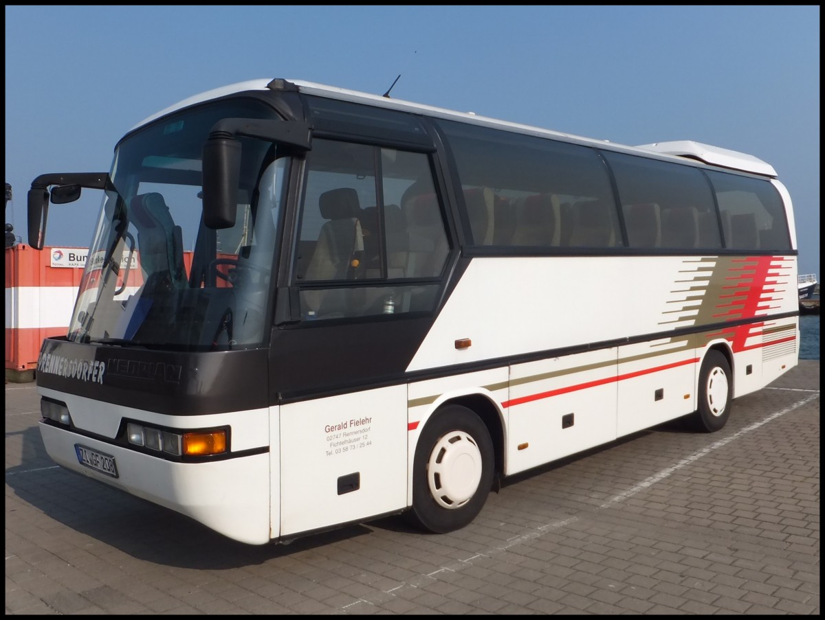 Neoplan Jetliner von Der Rennersdorfer aus Deutschland im Stadthafen Sassnitz.