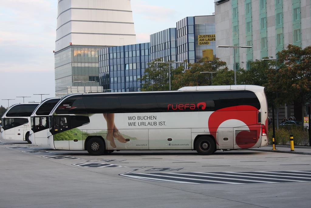 Neoplan Reisebus von Vienna Lines am Flughafen in Wien am 16.10.2016.