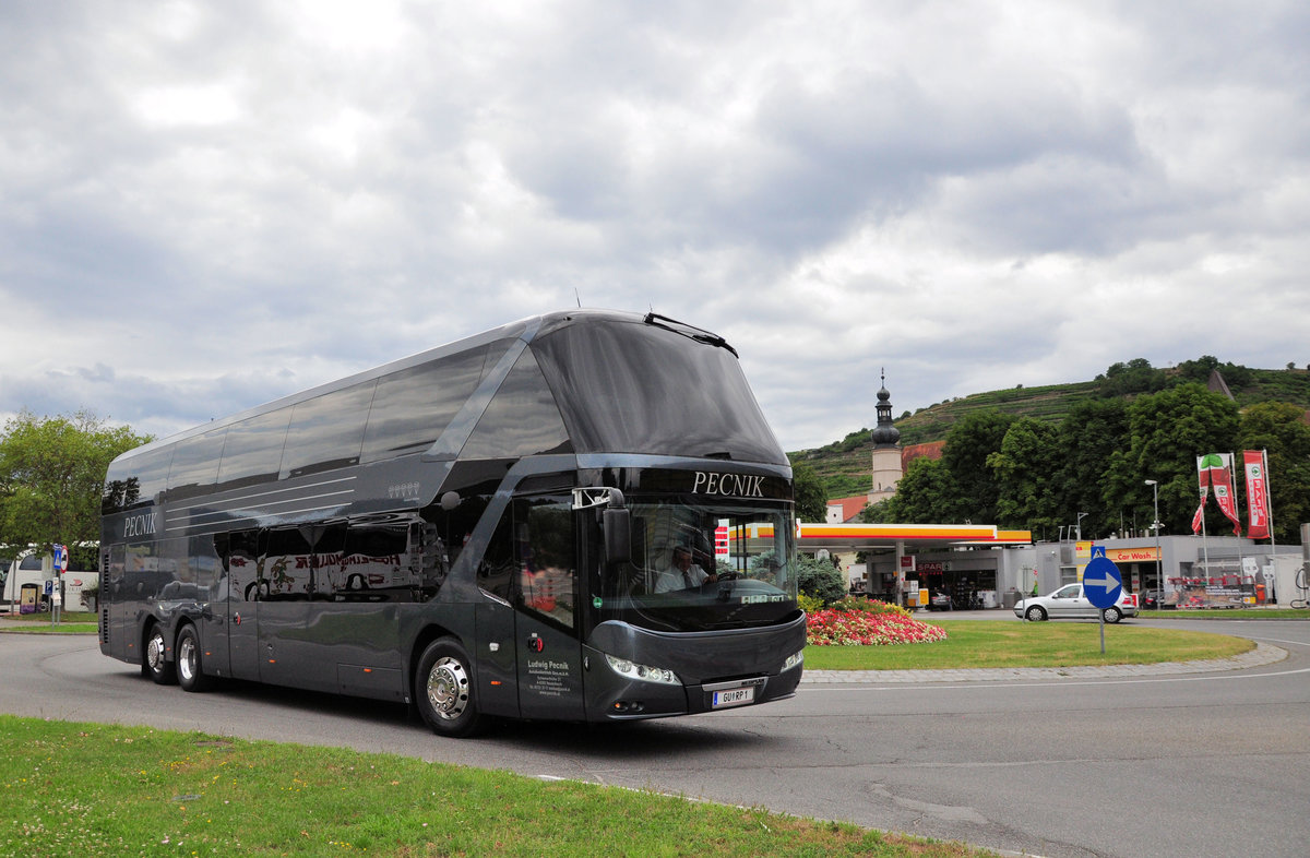 Neoplan Skyliner vom Autobusbetrieb Ludwig Pecnik aus sterreich in Krems gesehen.