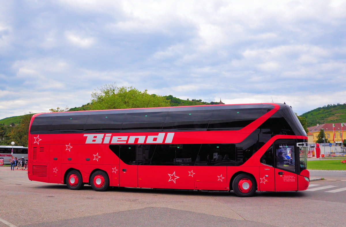 Neoplan Skyliner von Biendl Reisen aus der BRD in Krems gesehen.