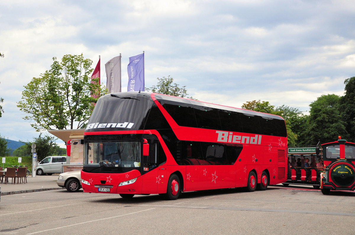 Neoplan Skyliner von Biendl Reisen aus der BRD in Krems gesehen.