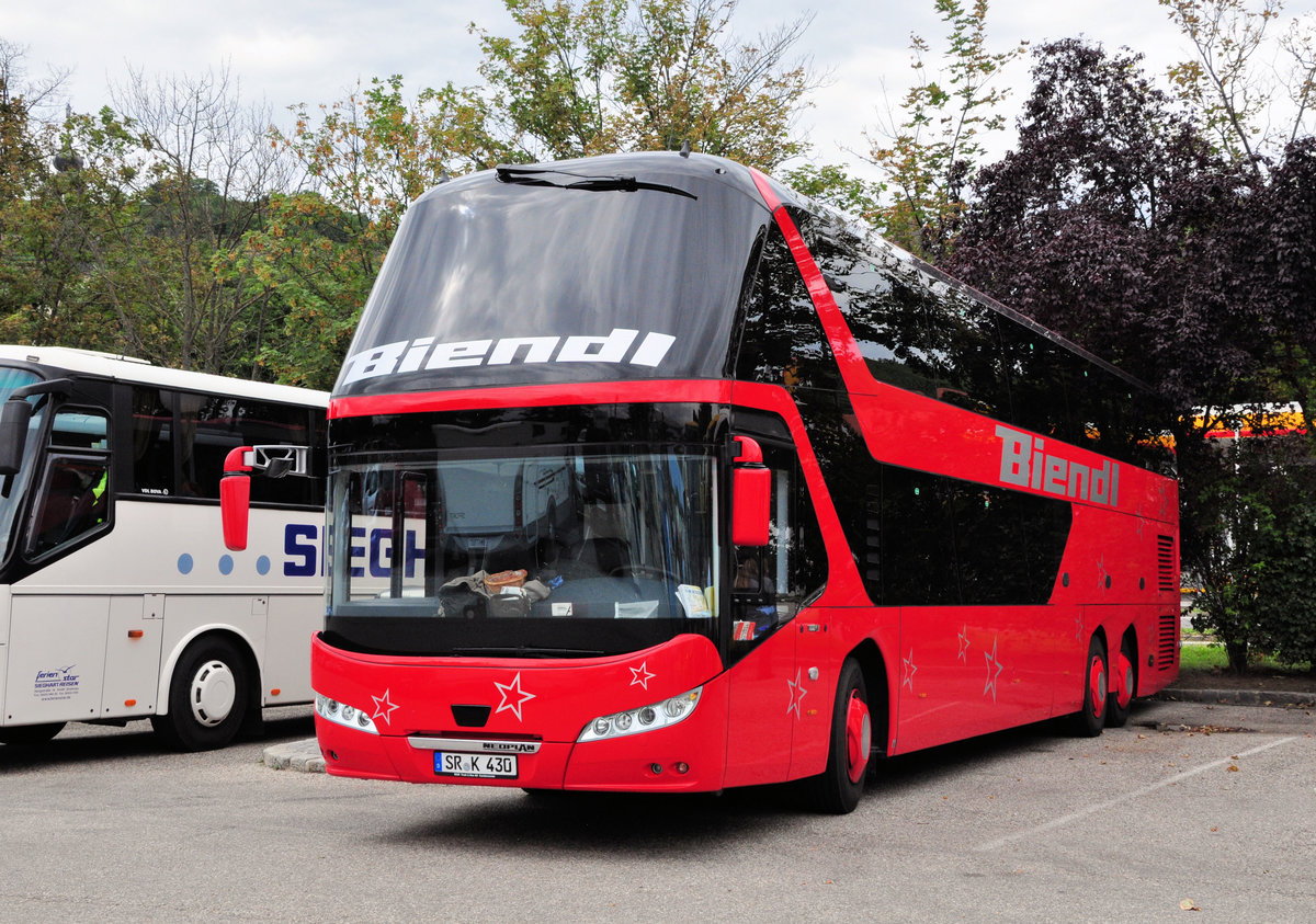 Neoplan Skyliner von Biendl Reisen aus der BRD in Krems gesehen.