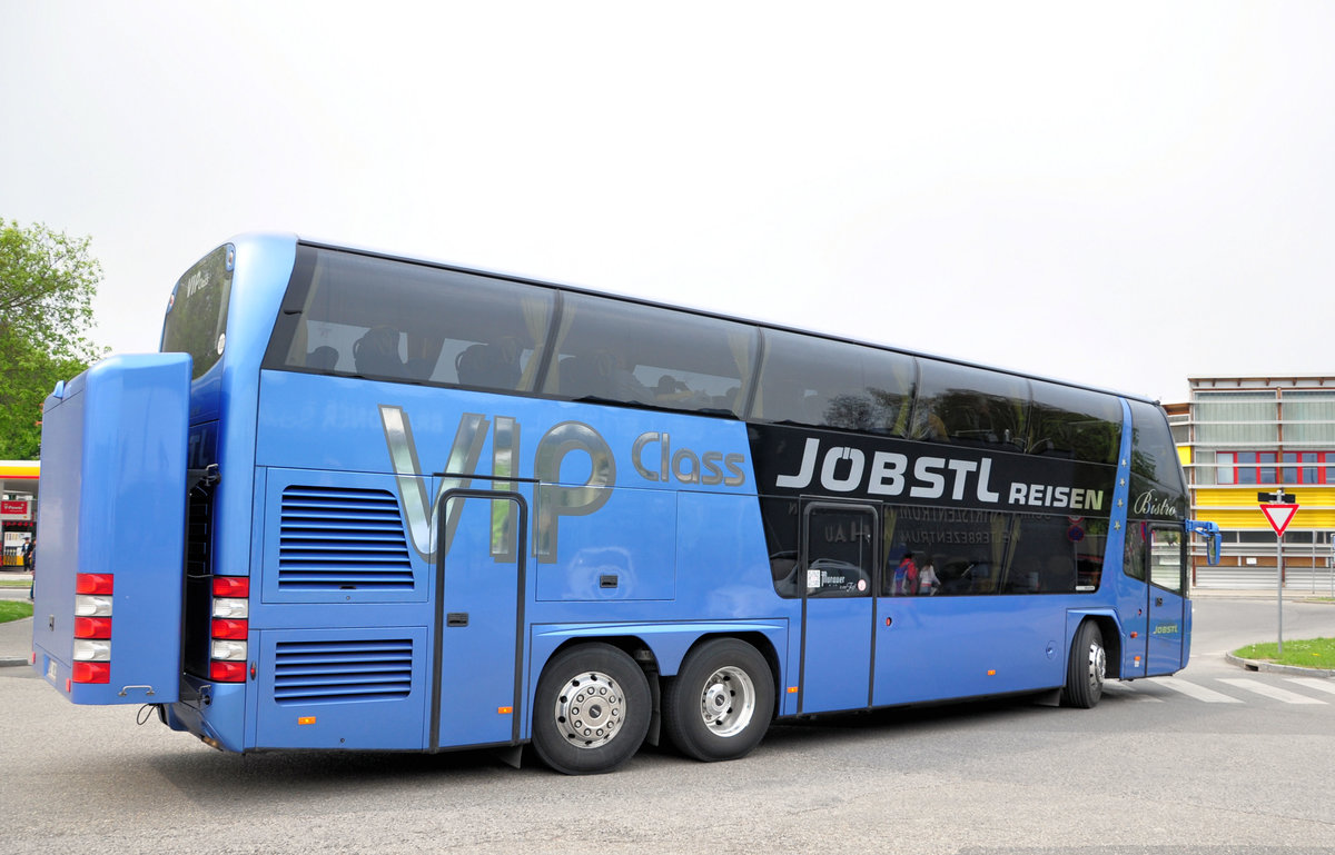 Neoplan Skyliner Bistro von Jbstl Reisen aus sterreich in Krems gesehen.