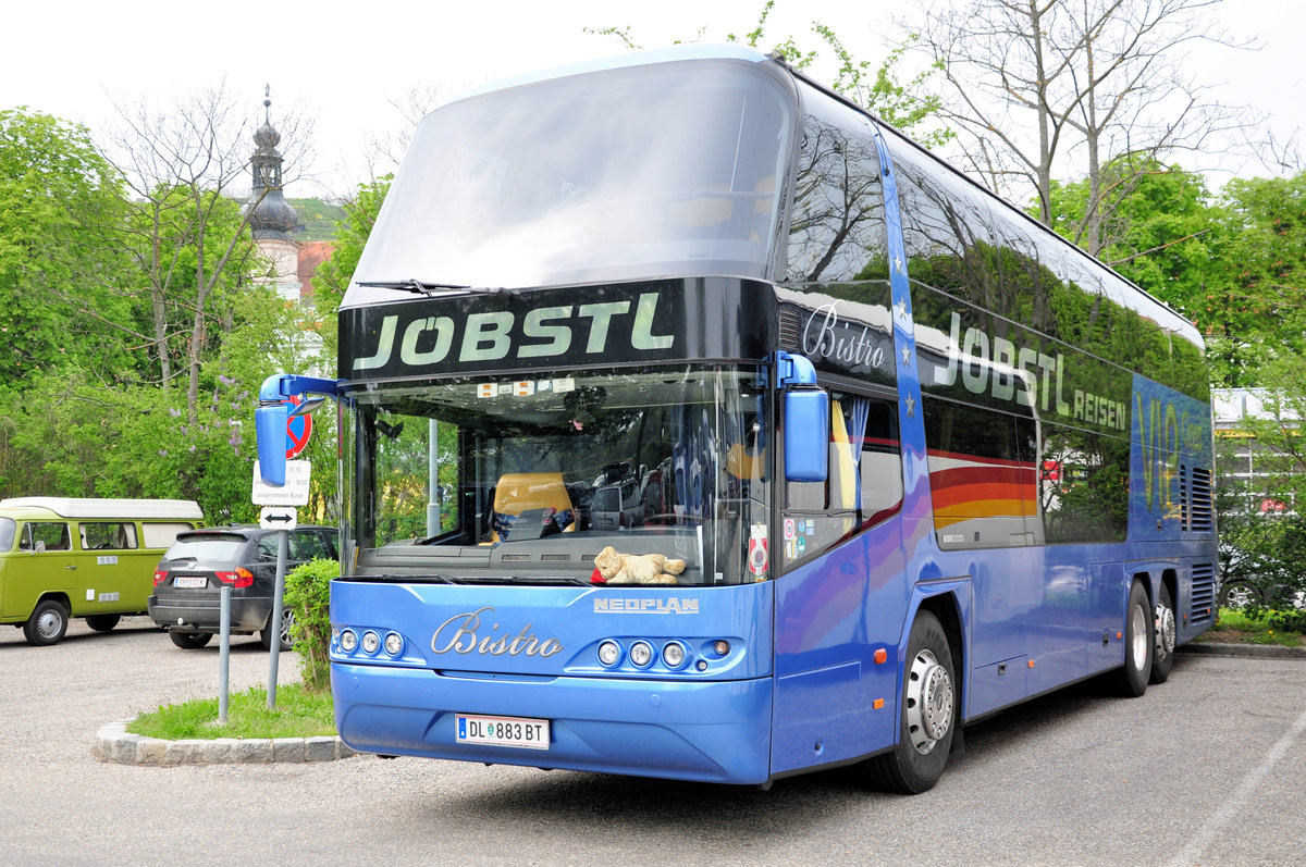 Neoplan Skyliner Bistro von Jbstl Reisen aus sterreich in Krems gesehen.