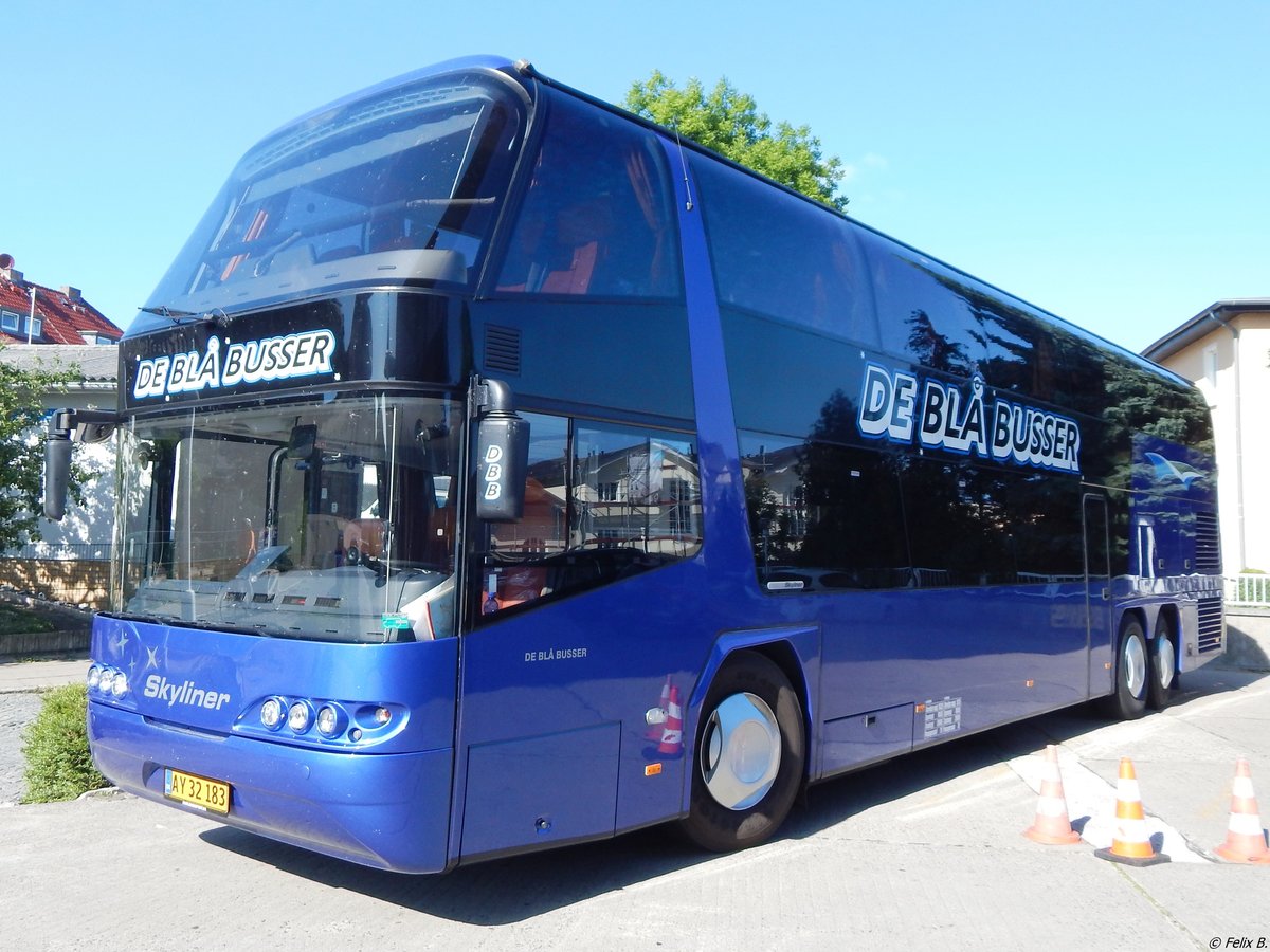 Neoplan Skyliner von De Bl Busser aus Dnemark in Sassnitz.