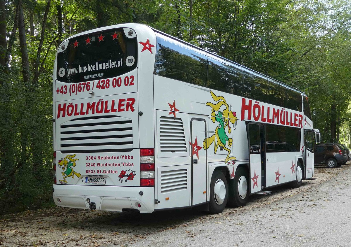 Neoplan Skyliner des Busunternehmens HÖLLMÜLLER aus Austria steht auf dem Parkplatz des Salzburger Freilichtmuseums, 09-2018